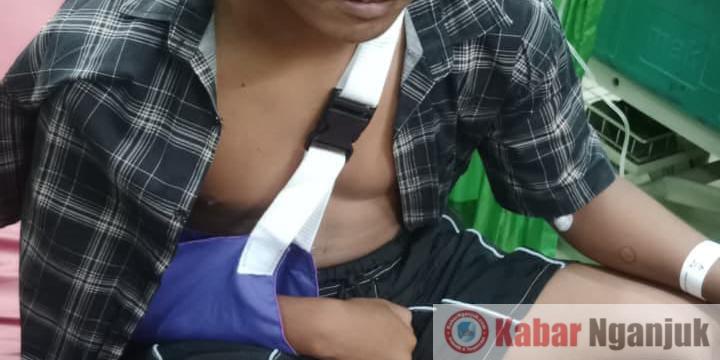 Siswa berinisial P yang mengalami patah tulang saat mendapat perawatan medis di RSD Nganjuk, Rabu (5/8/2026).